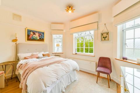 3 bedroom flat for sale, Connaught Gardens, Muswell Hill, London, N10
