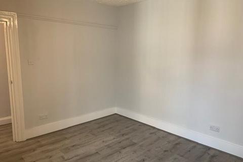 2 bedroom flat to rent, Station Road, Edgware HA8