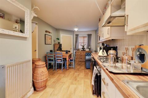 3 bedroom end of terrace house for sale, Salisbury Close, Crewe