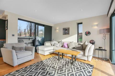 2 bedroom flat to rent, The Upper Drive, The Point, BN3
