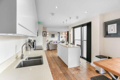2 bedroom flat to rent, The Upper Drive, The Point, BN3
