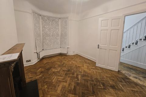 3 bedroom terraced house to rent, Graveney Road, London SW17