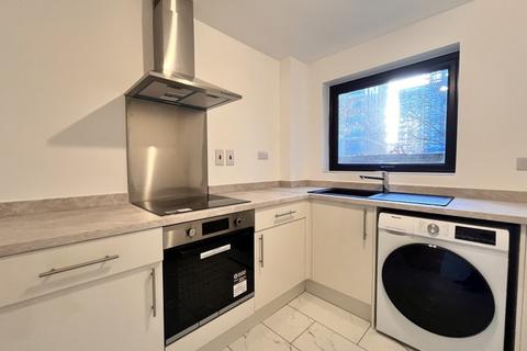 2 bedroom flat to rent, Moormede Crescent, Staines TW18