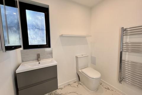 2 bedroom flat to rent, Moormede Crescent, Staines TW18