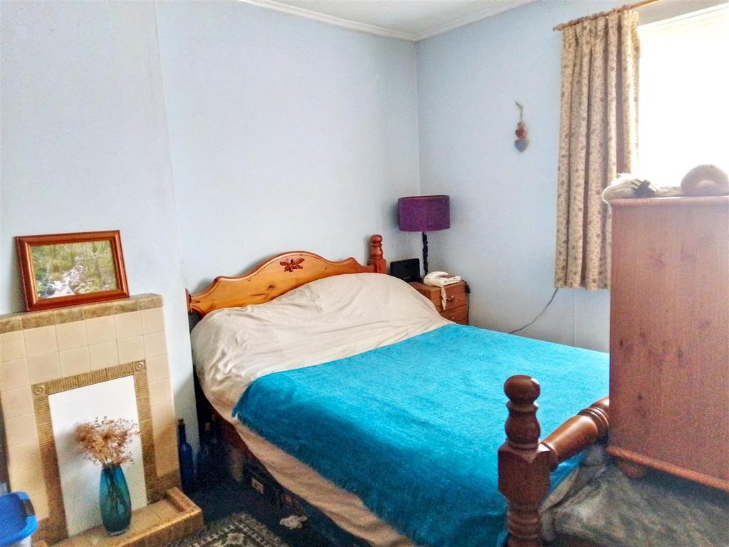 Front bedroom 1.jpg