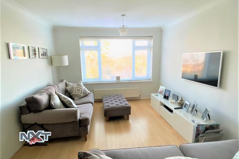 2 bedroom flat for sale, Castle Avenue, Highams Park, E4