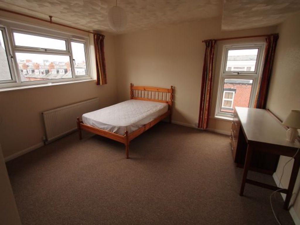 Bright, neatly presented double bedroom with a ...