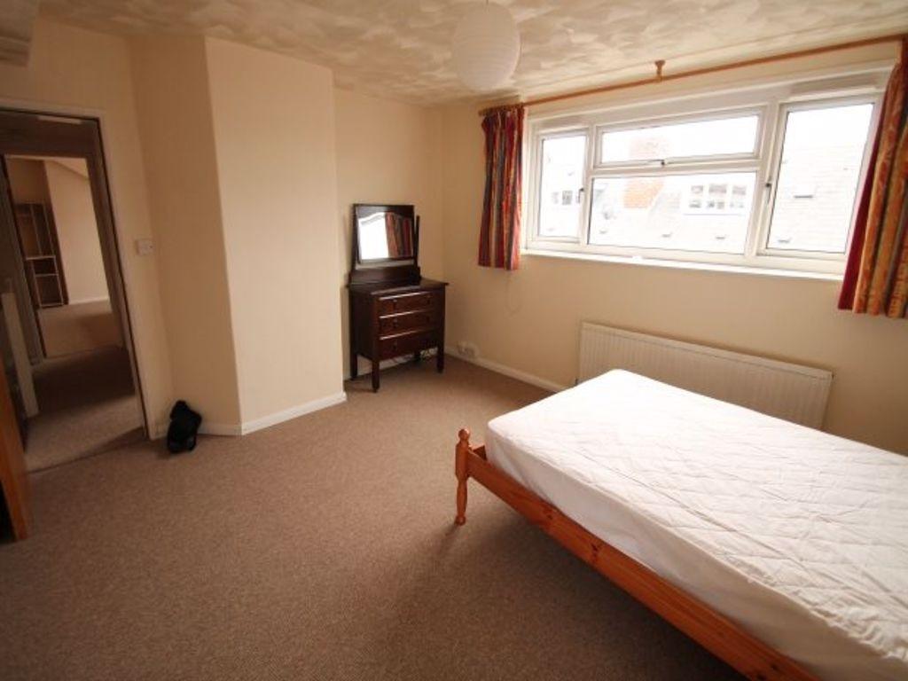 Bright, unfurnished double bedroom with a large...