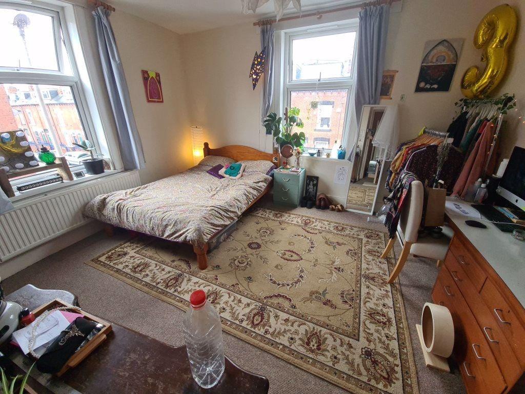 Bright, well-lit double bedroom with a comforta...