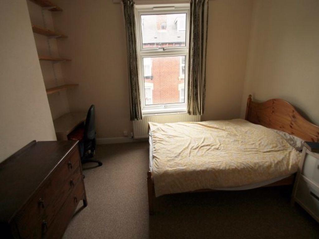 Cozy furnished double bedroom with a double bed...