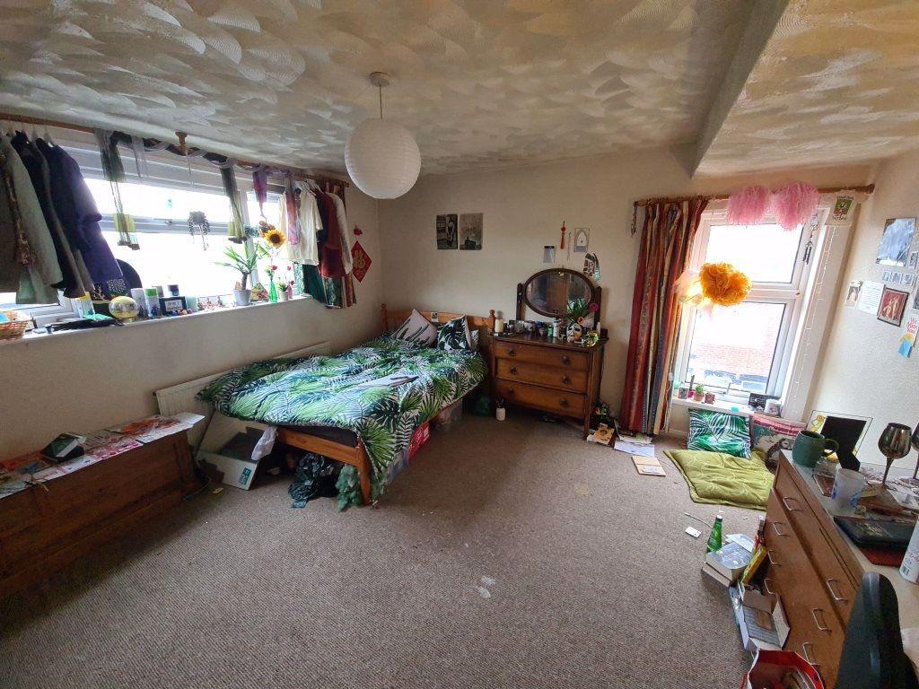 Bright double bedroom with a comfortable double...