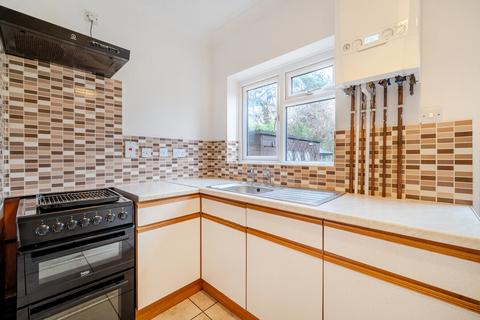 2 bedroom bungalow to rent, Reading Road South, Fleet GU52