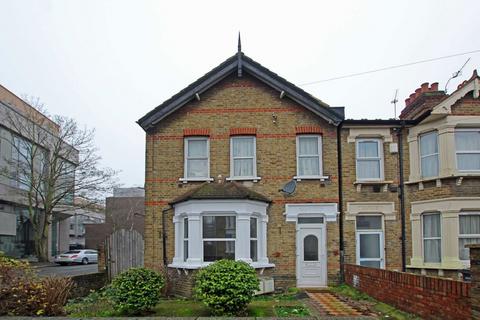 3 bedroom flat to rent, Montague Road, Hounslow TW3