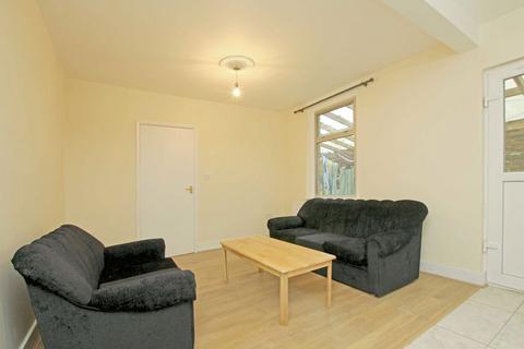3 bedroom flat to rent, Montague Road, Hounslow TW3