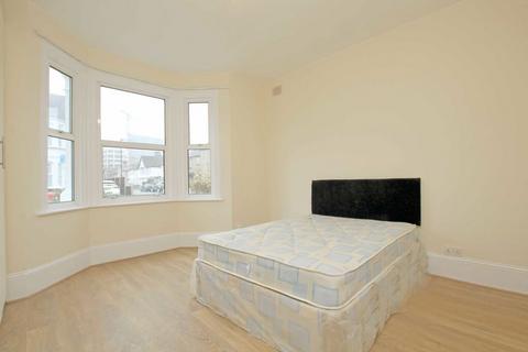 3 bedroom flat to rent, Montague Road, Hounslow TW3
