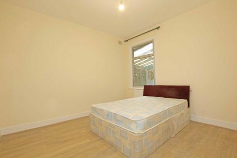 3 bedroom flat to rent, Montague Road, Hounslow TW3