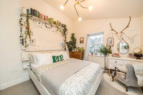 2 bedroom flat for sale, Bournevale Road, London SW16