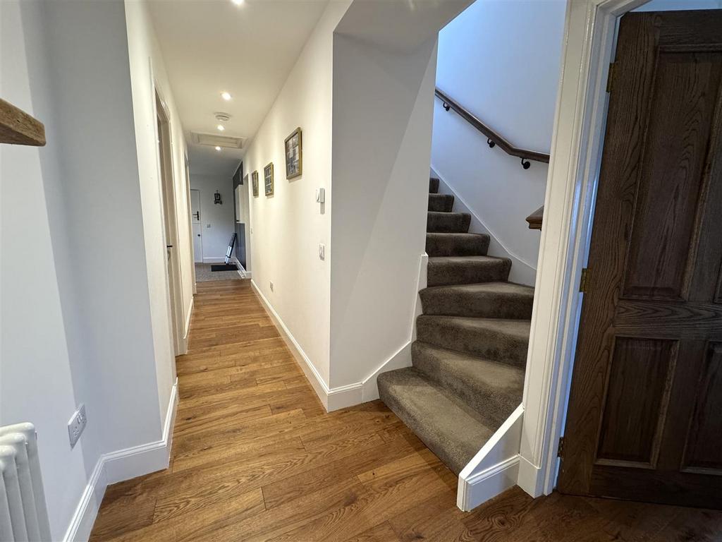 Hallway 2.jpg