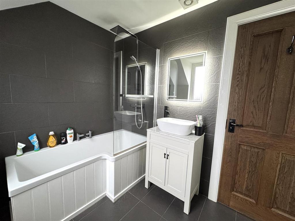Family bathroom 1.jpg