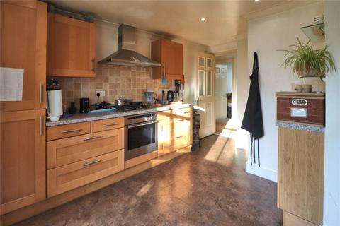 2 bedroom flat for sale, Claremont Avenue, Surrey GU22