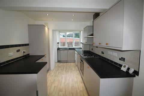 3 bedroom semi-detached house to rent, Piecewood Road, Leeds