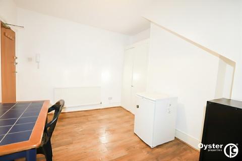 1 bedroom in a house share to rent, Friern Barnet Road, London - N11 1NA