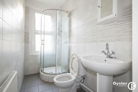 1 bedroom in a house share to rent, Friern Barnet Road, London - N11 1NA