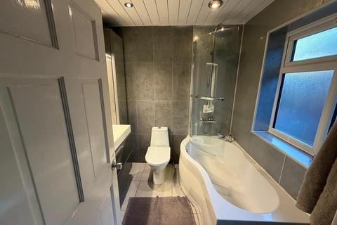 4 bedroom detached house to rent, Century Road, Oldbury B69