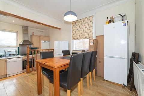 4 bedroom flat for sale, Merton Road, London, SW18