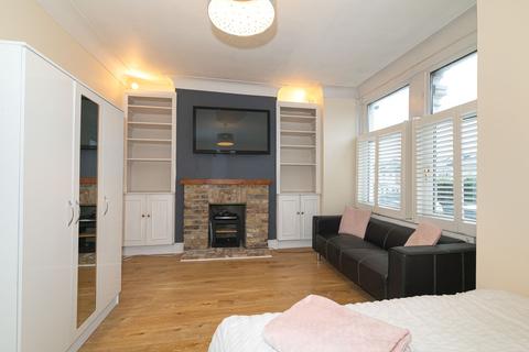 4 bedroom flat for sale, Merton Road, London, SW18