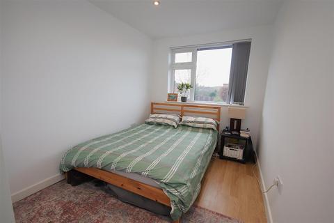 2 bedroom apartment to rent, Roseford Road, Cambridge CB4