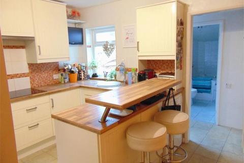 2 bedroom terraced house to rent, Clarendon Road, Berkshire RG6