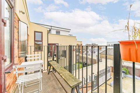 2 bedroom flat to rent, Suffolk Road, South Norwood, London, SE25