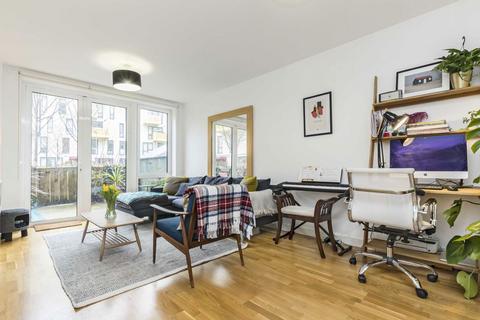 3 bedroom flat to rent, White Horse Lane, London E1