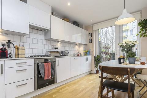 3 bedroom flat to rent, White Horse Lane, London E1