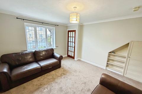 3 bedroom end of terrace house to rent, Thompson Close, Halifax HX3