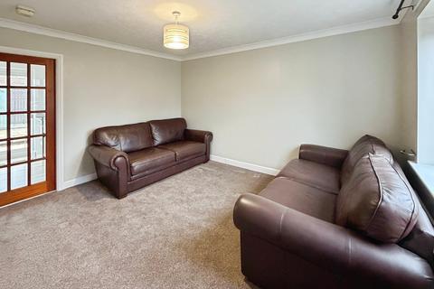 3 bedroom end of terrace house to rent, Thompson Close, Halifax HX3