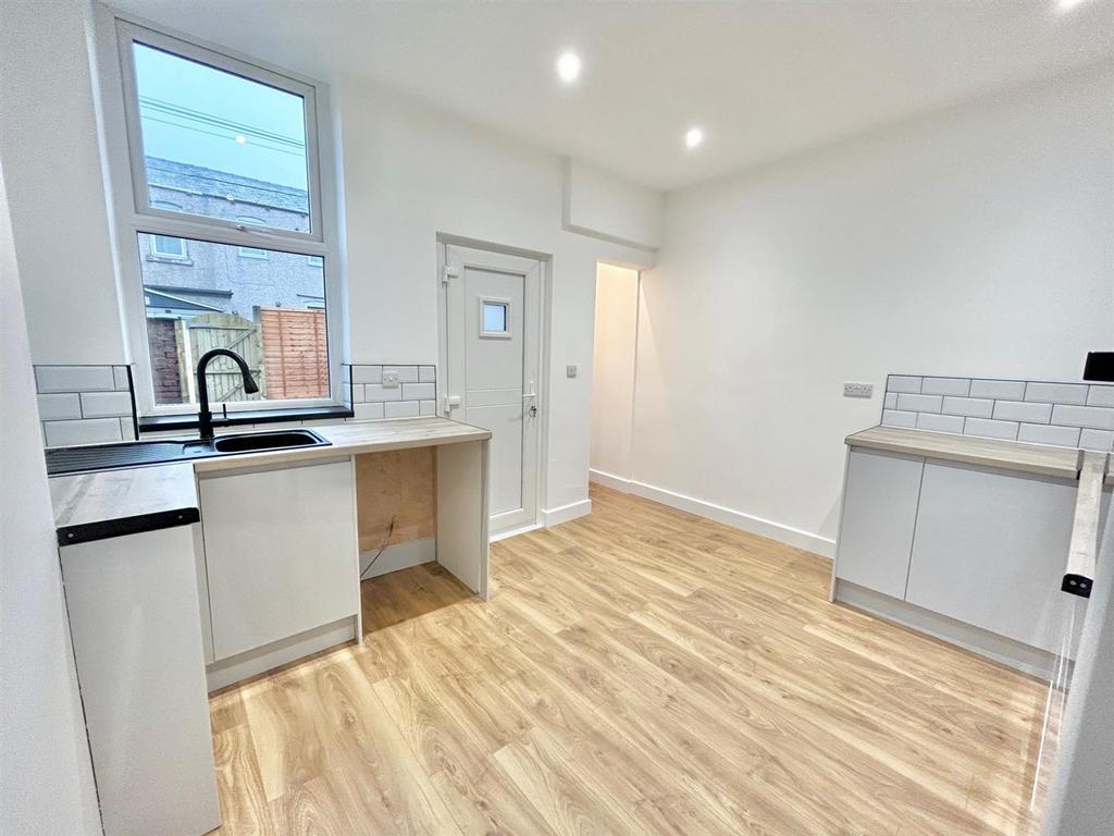 Kitchen 2.jpg