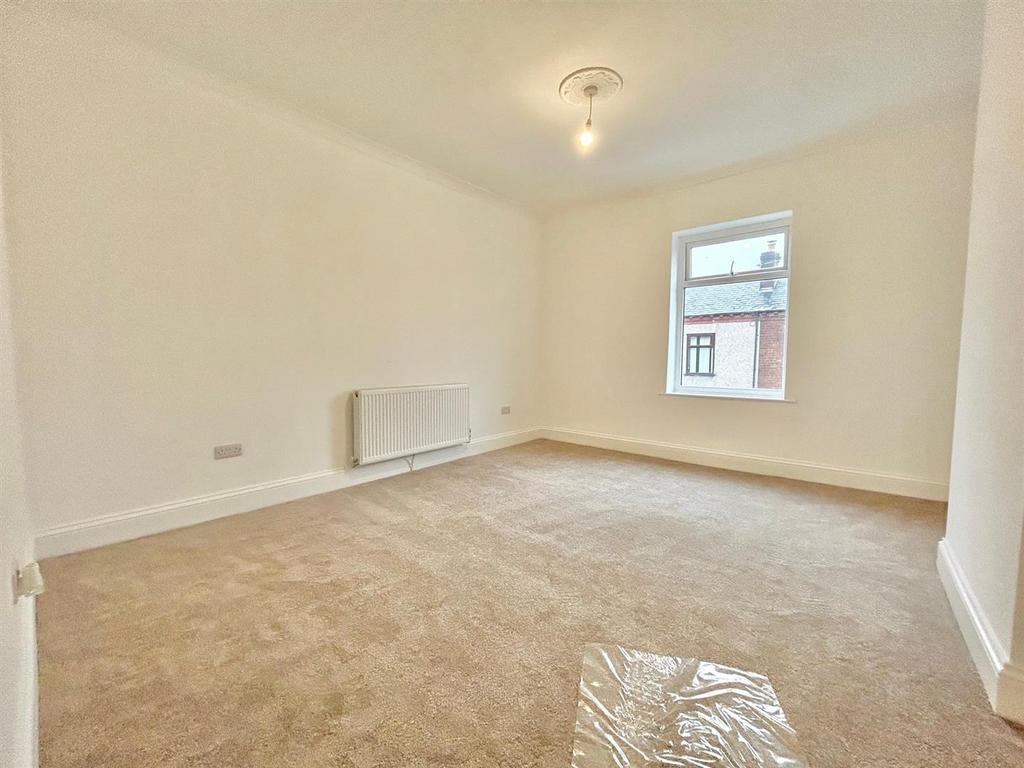 Bedroom 1 (2).jpg