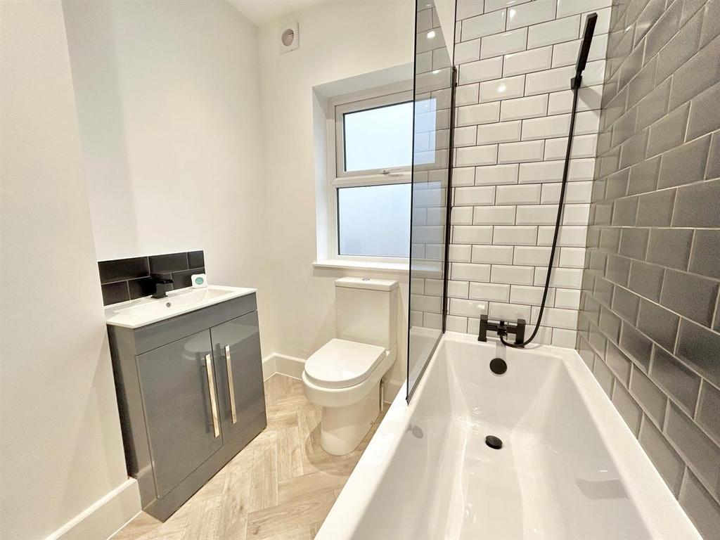 Bathroom 2.jpg