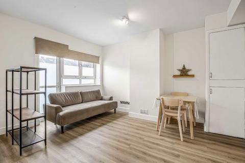 Studio to rent, Holdernesse Road, London SW17