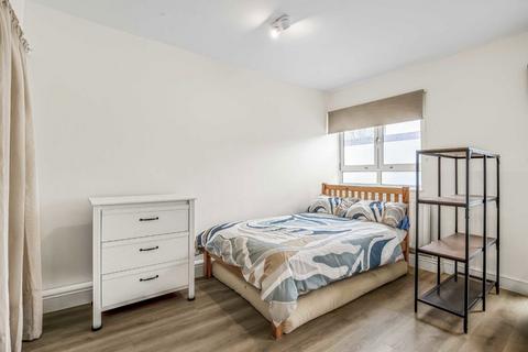 Studio to rent, Holdernesse Road, London SW17