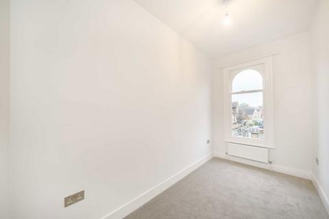 2 bedroom flat to rent, Radbourne Road, London SW12