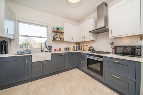 2 bedroom flat for sale, Oakhill Road, London SW15