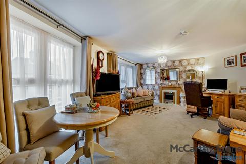 2 bedroom apartment for sale, Elkington House, Charlton Green, Dover, CT16 1AP