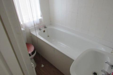 3 bedroom flat to rent, Irthing Avenue, Newcastle Upon Tyne NE6