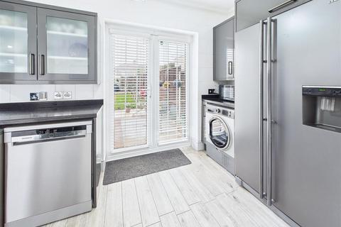 3 bedroom terraced house for sale, Becontree Avenue, Dagenham