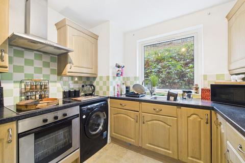 2 bedroom flat for sale, Frizley Gardens, Bradford