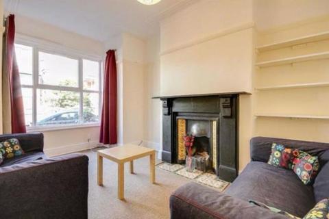 4 bedroom terraced house to rent, Roundhay Avenue, Leeds LS8