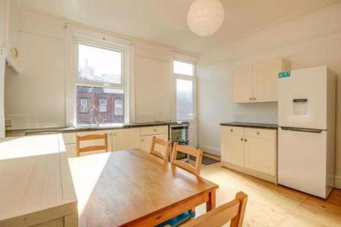 4 bedroom terraced house to rent, Roundhay Avenue, Leeds LS8